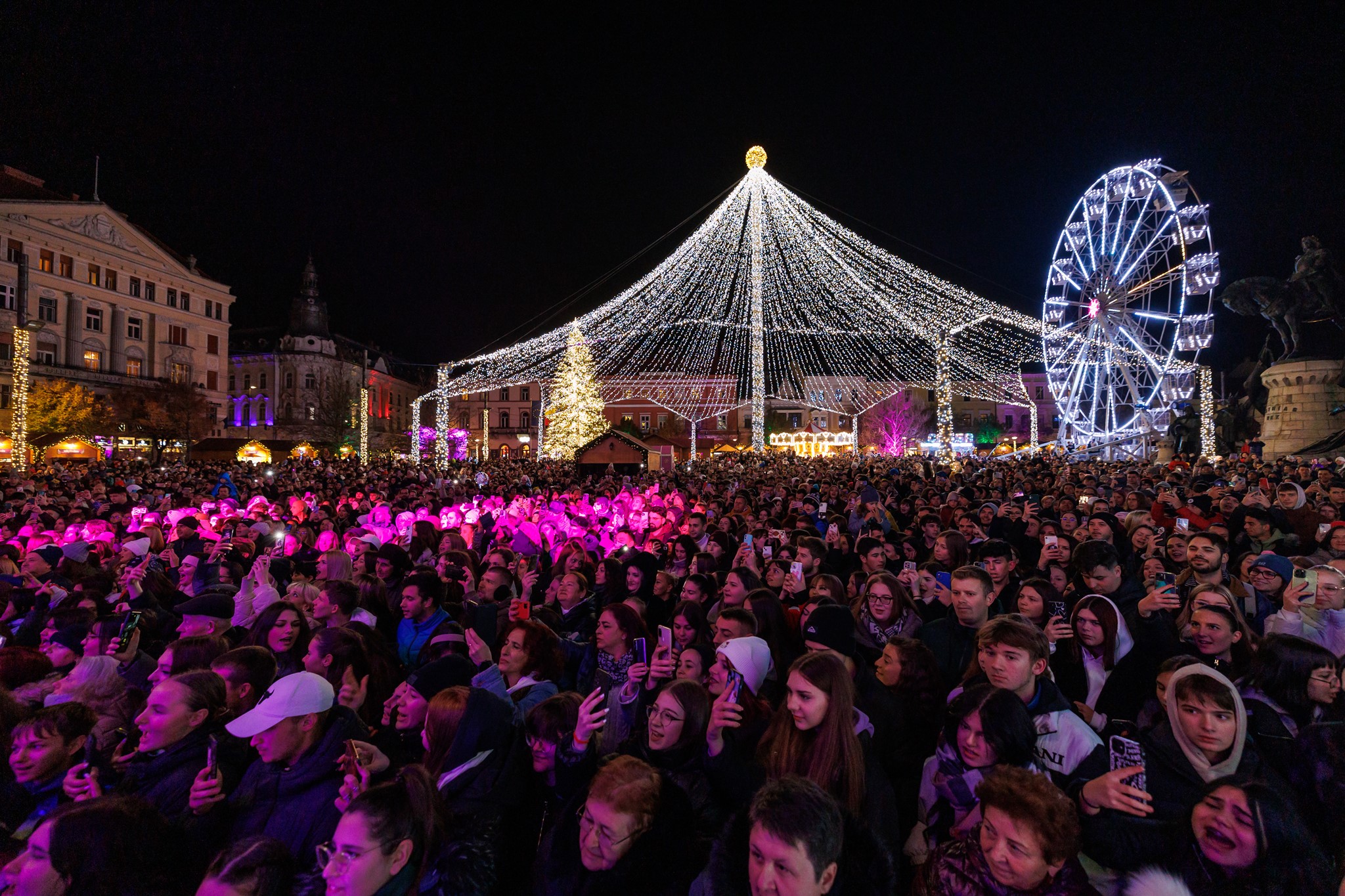 FOTO. „Planeta Crăciun”, târgul de Sărbători de la Cluj și-a deschis porțile. Ce se poate cumpăra de la căsuțele amplasate în centrul orașului 