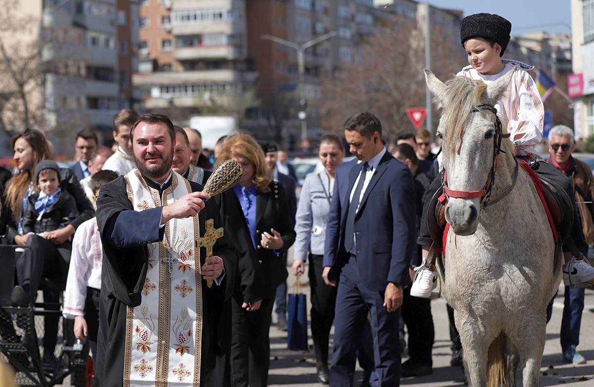FOTO. Am asistat la sărbătoarea „Paștele Cailor”, cunoscută și sub numele de „Tudorița”. Unicul eveniment are loc în comunitatea de bulgari, din Târgoviște
