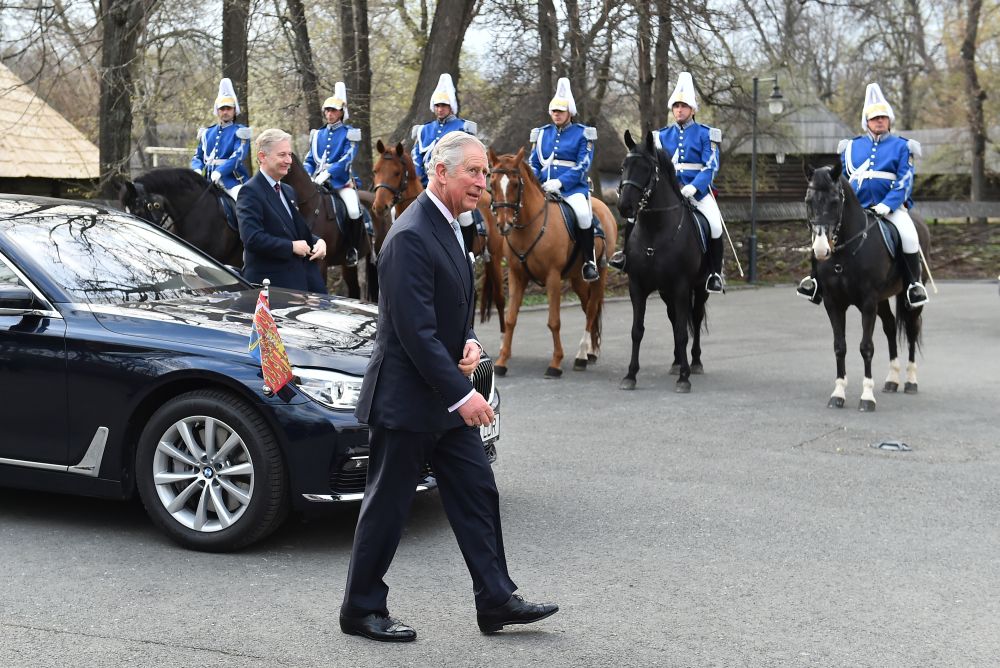 VIDEO / Prințul Charles a participat la o recepție specială în onoarea sa, după vizitele la Palatul Elisabeta, Patriarhie și Muzeul Satului