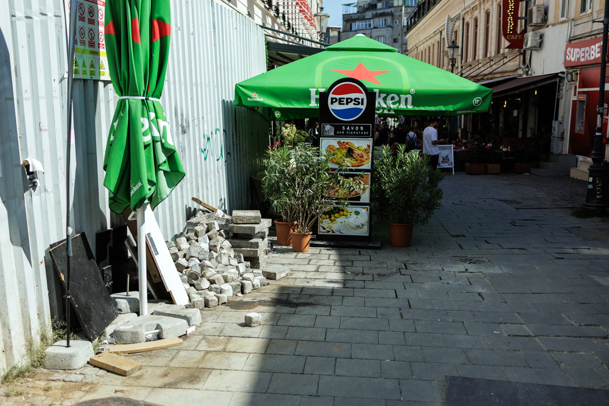Curățarea Centrului Istoric a început, dar nu se vede. Cea mai profitabilă zonă turistică din București arată deplorabil