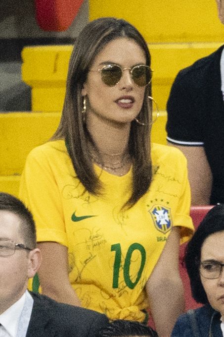 Fotbaliștii din naționala Braziliei sunt susținuți de iubite, soții și fotomodele celebre la Cupa Mondială de fotbal 2018 / GALERIE FOTO