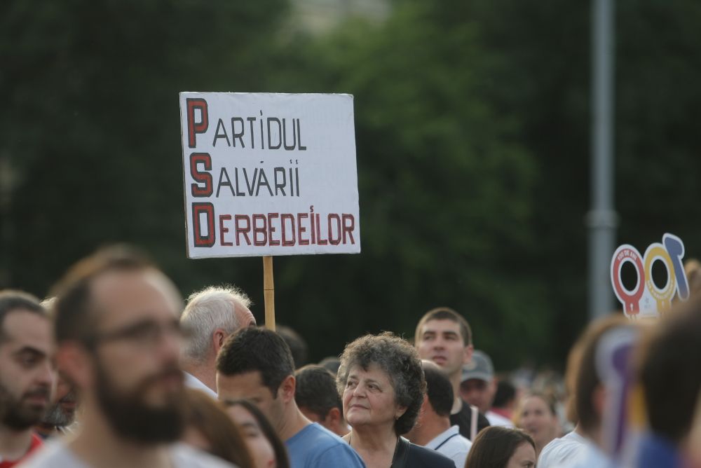 GALERIE FOTO/ Protest #Rezist, la o zi după mitingul PSD. Circa 1.000 de persoane sunt în Piața Victoriei