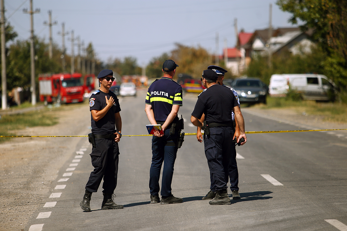 FOTOREPORTAJ. Crevedia, viața de după tragedie. „Am dormit în parc. Noaptea asta dorm în casă la mine, ce-o fi o fi”