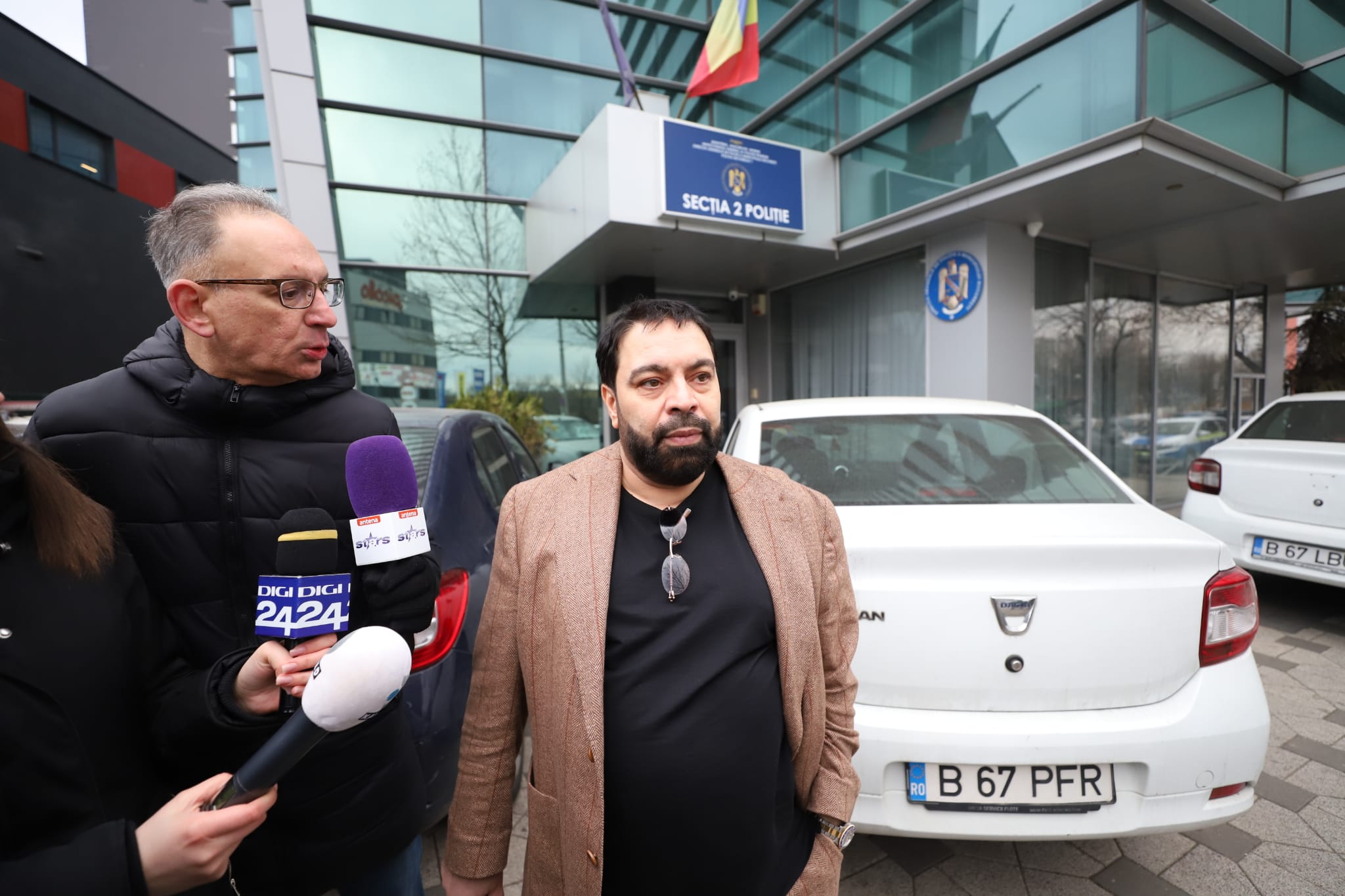 Florin Salam, spectacol în fața unei secții de poliție din București: „Eu sunt șeful României. Mergeam și cântam și într-un grajd”