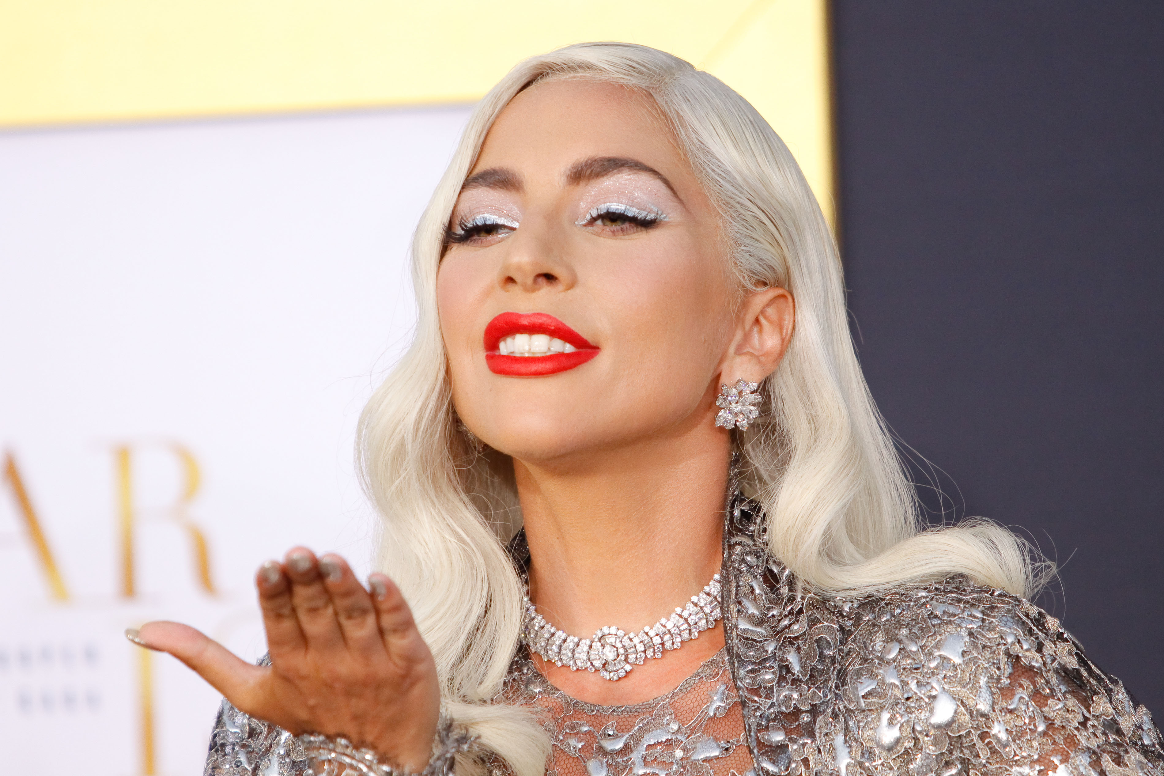 FOTO | Lady Gaga, apariție extravagantă la premiera filmului "A star is born" în UK