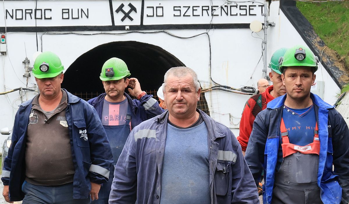 Tensiune uriașă la Praid: angajații companiei miniere s-au baricadat în birouri, de frica localnicilor