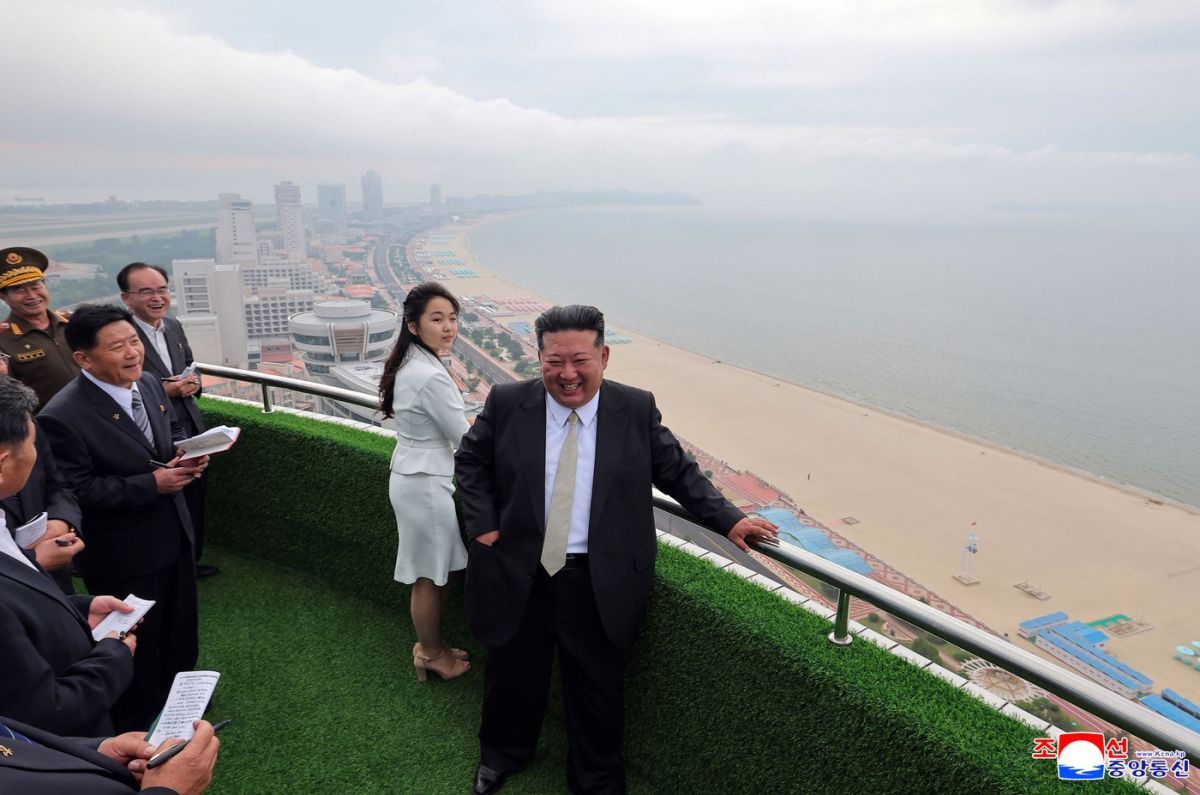 Kim Jong-un a dat rachetele balistice pe tobogane cu apă. Cum a fost fotografiat alături de fiica și soția sa, la inaugurarea unei stațiuni de lux