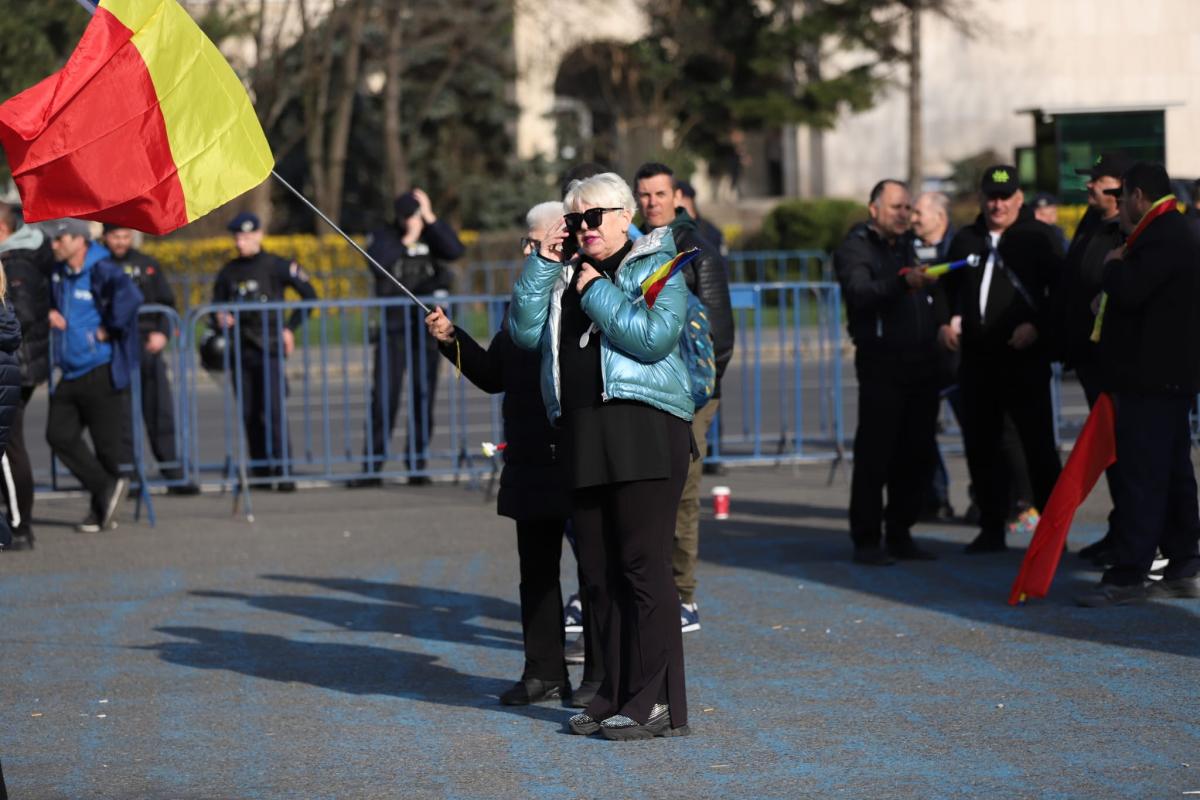 Fanii lui Călin Georgescu au spart barajul la protestul de la Guvern. Bătaie între mineri și jandarmi la finalul manifestației