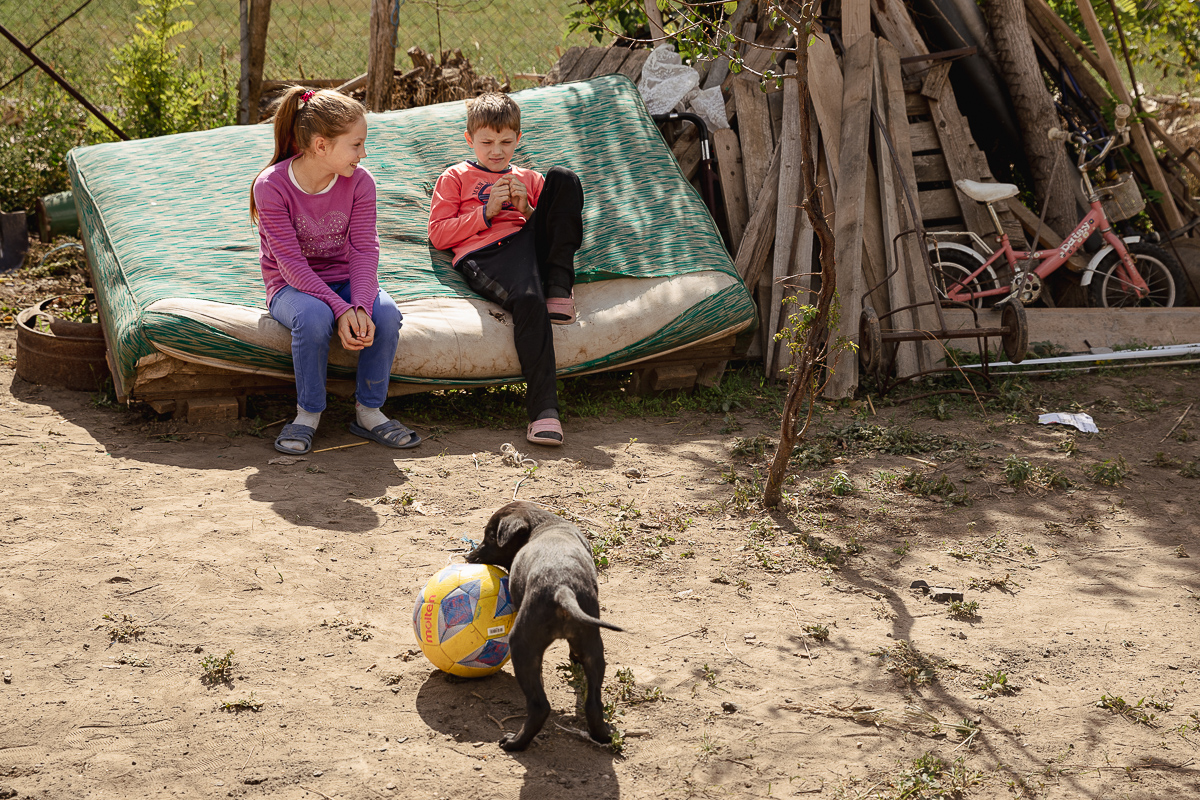 REPORTAJ. Noul proiect caritabil al părintelui Balaban: casă renovată pentru o familie cu patru copii, dintre care unul bolnav