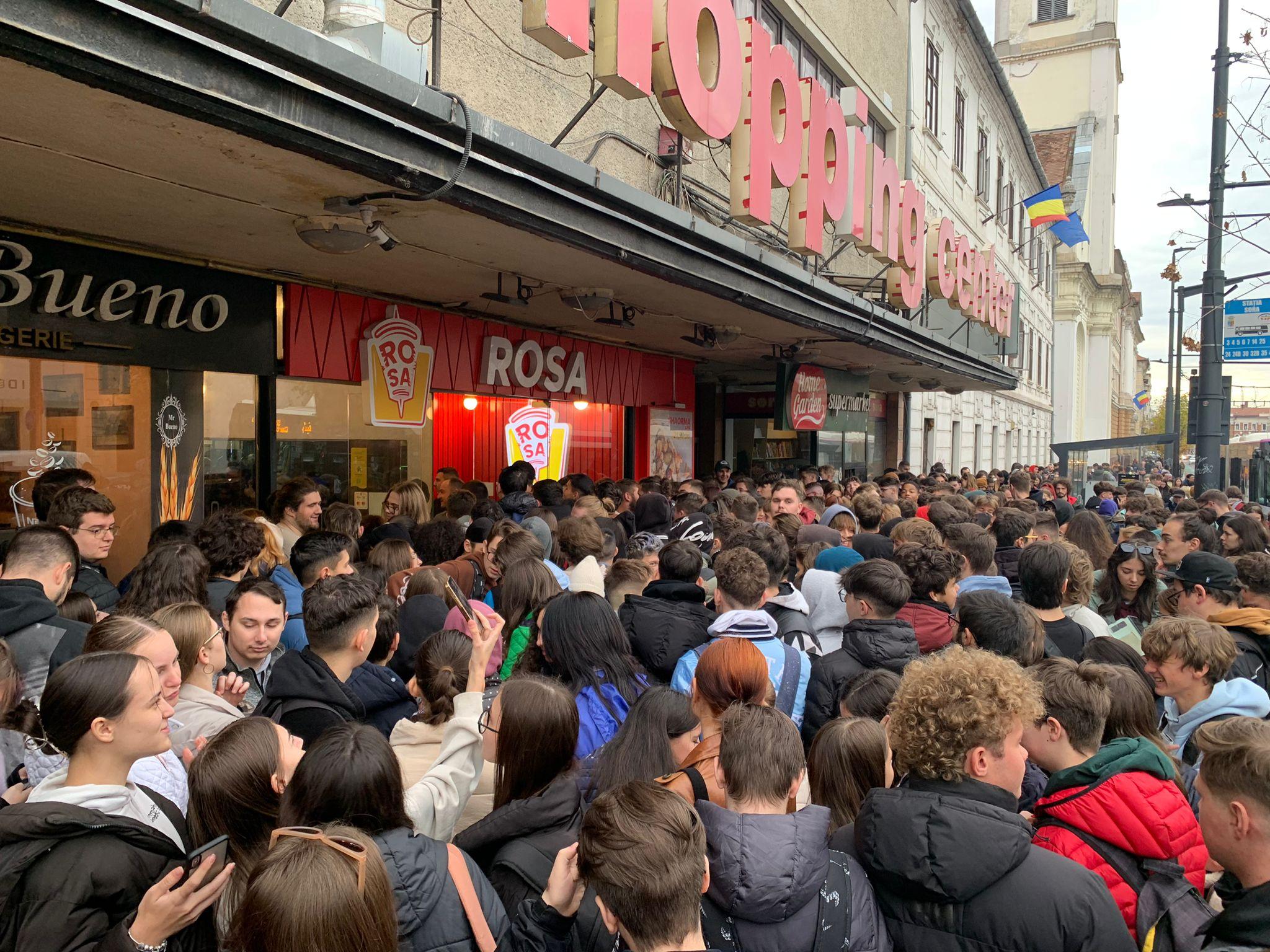 Sute de persoane s-au înghesuit în Cluj pentru a prinde shaorma gratis de Black Friday. Coada a depășit 100 de metri