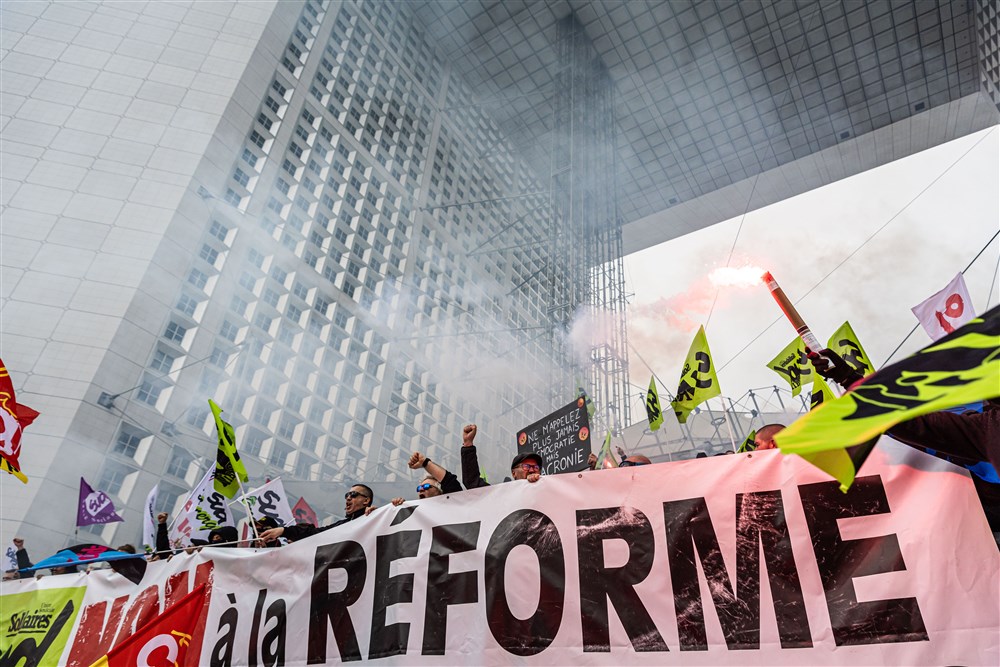 Protestatarii francezi au intrat cu torțe în sediul unei companii financiare din Paris, pe fondul furiei față de legea pensiilor