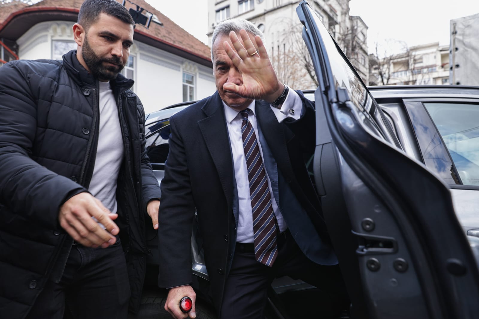 Călin Georgescu, înconjurat de susținători în fața Judecătoriei Sectorului 1: „Sunt nevinovat”. Decizia judecătoriei, amânată