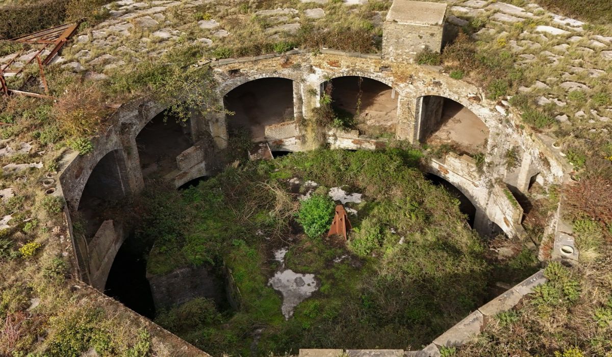 O insulă veche de 150 de ani, abandonată și considerată extrem de periculoasă, va fi transformată într-o atracție turistică în Marea Britanie 