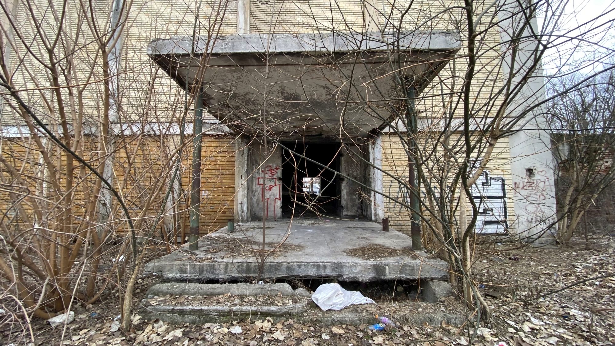 Cum arată la interior cinematograful Giulești, abandonat de autoritățile locale de mai bine de 20 de ani. Disputa dintre edili pe clădirea-simbol a cartierului
