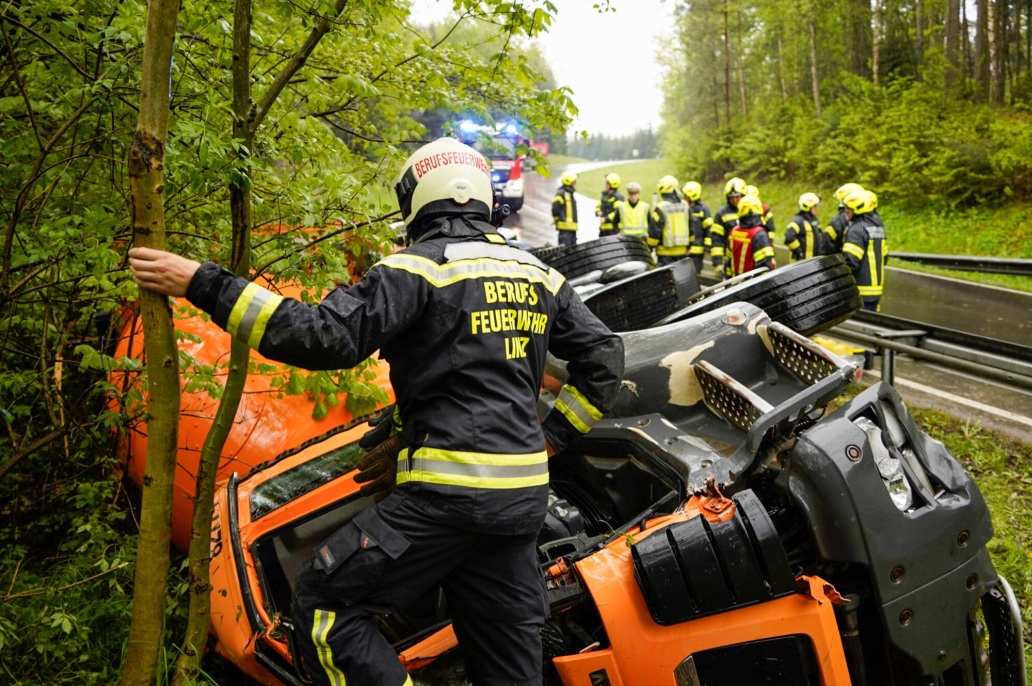 Un șofer român care abia devenise tată a murit pe un drum din Austria, unde s-a răsturnat cu betoniera și a fost strivit în cabină