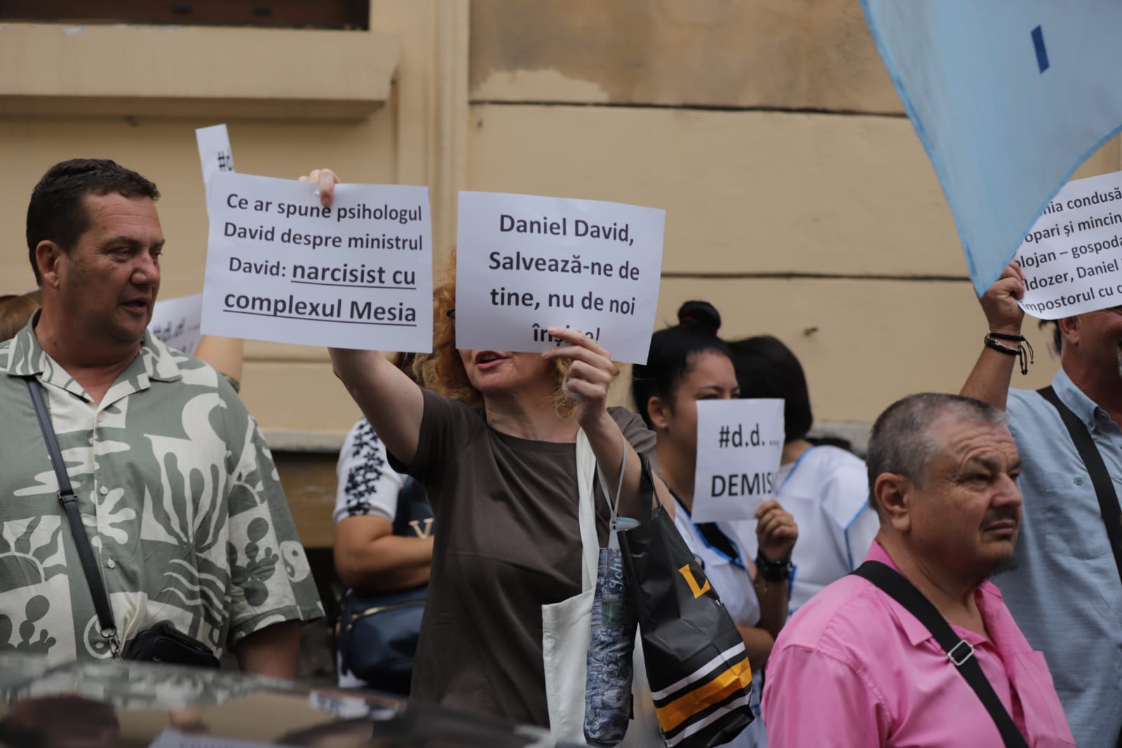 Profesorii au ieșit în stradă împotriva Legii Bolojan: „Stă în puterea noastră să refuzăm”