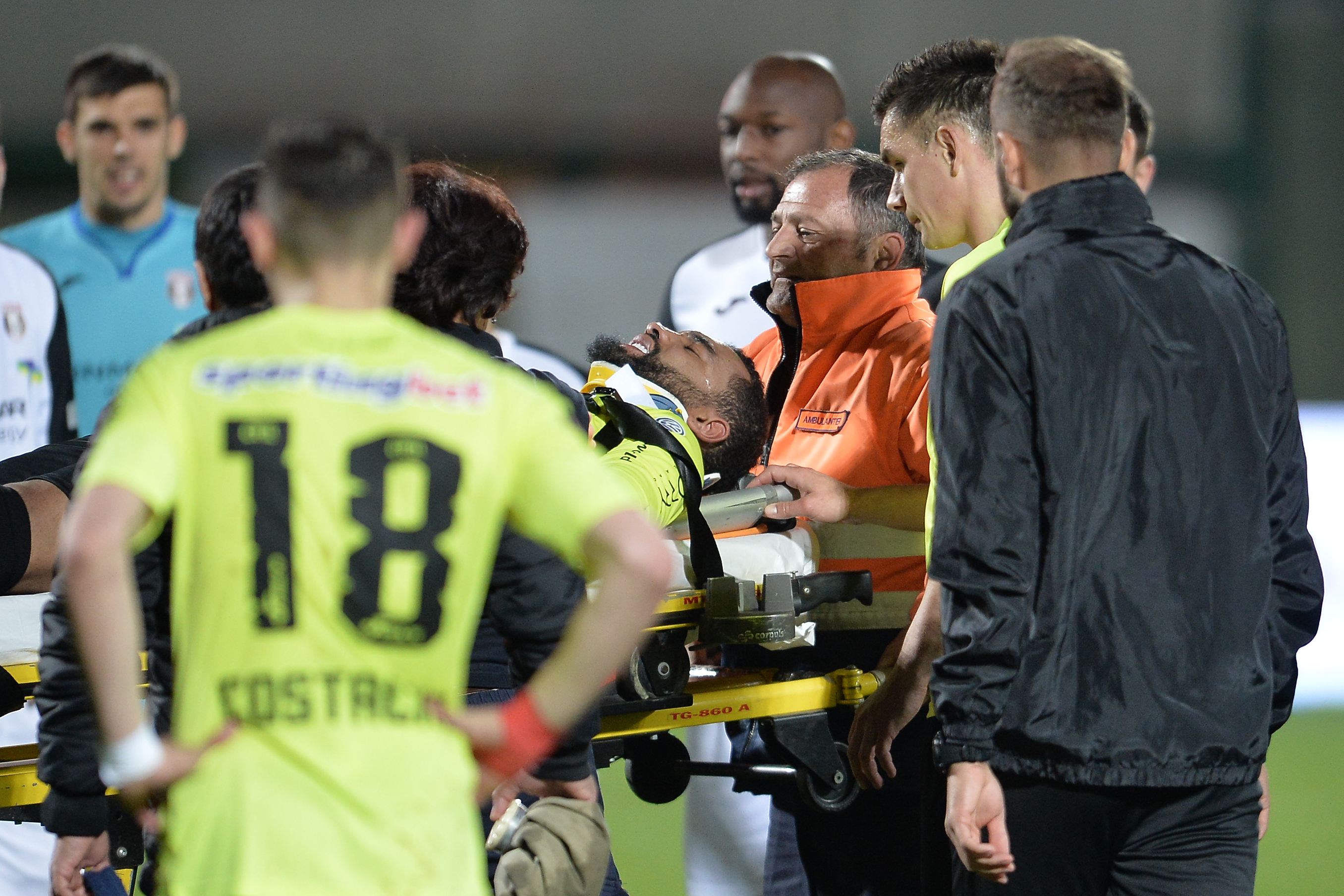 Billel Omrani a fost externat, după comoția suferită în meciul Astra - CFR Cluj. Cristi Bud este desfigurat  | FOTO LA INTERIOR