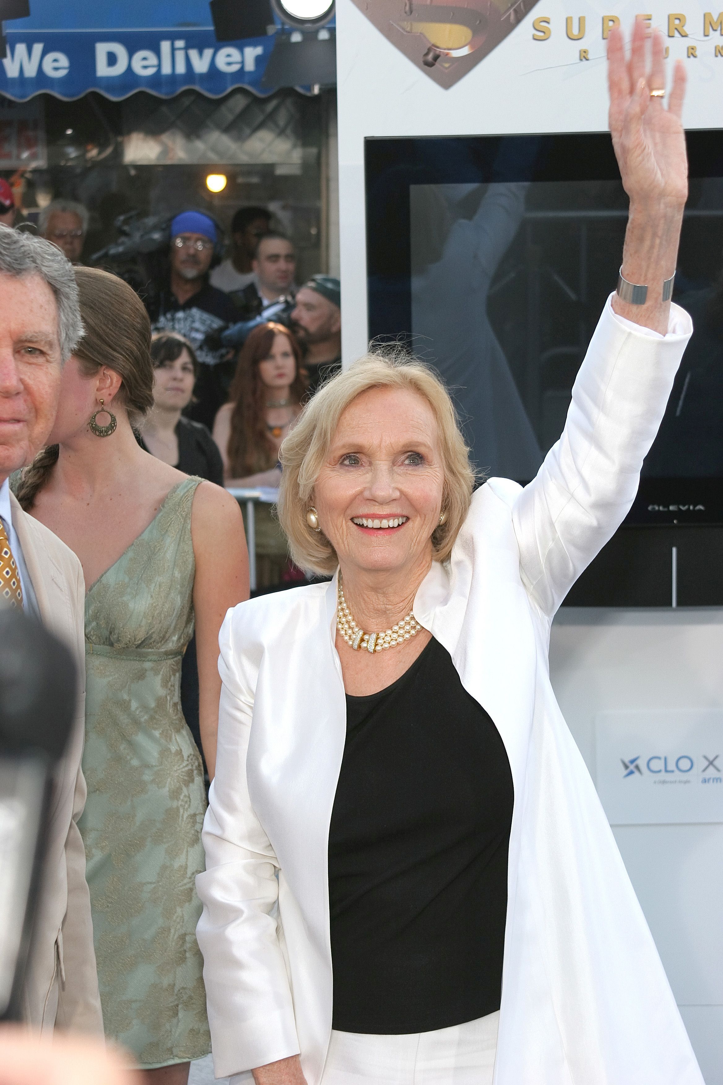 A împlinit 102 ani, are un Oscar și două stele pe Hollywood Walk of Fame. Este cea mai vârstnică legendă a cinematografiei