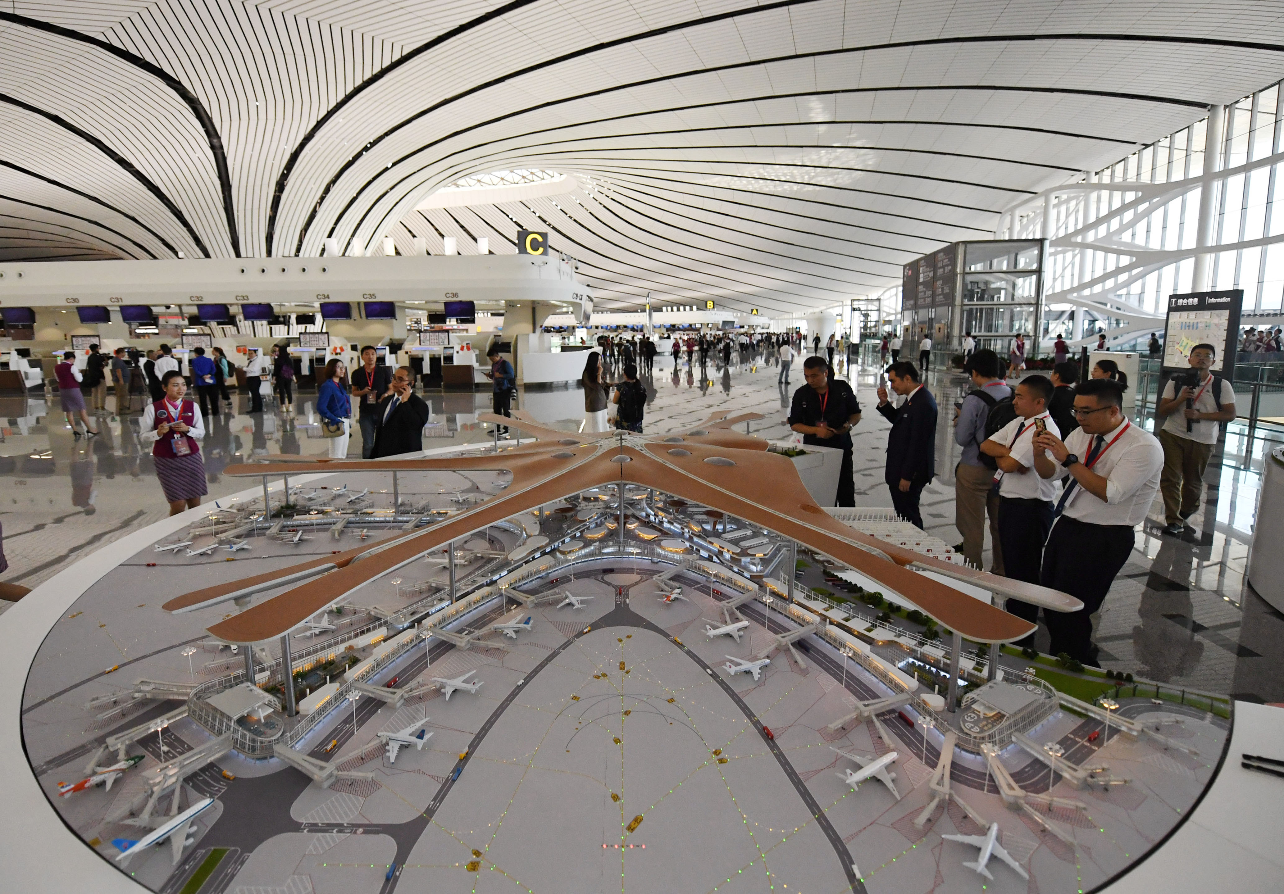 Cum arată cel mai mare aeroport din lume, inaugurat în China. E situat la 46 de kilometri de Beijing, are o suprafaţă de 700.000 m² și a costat 15 miliarde de dolari