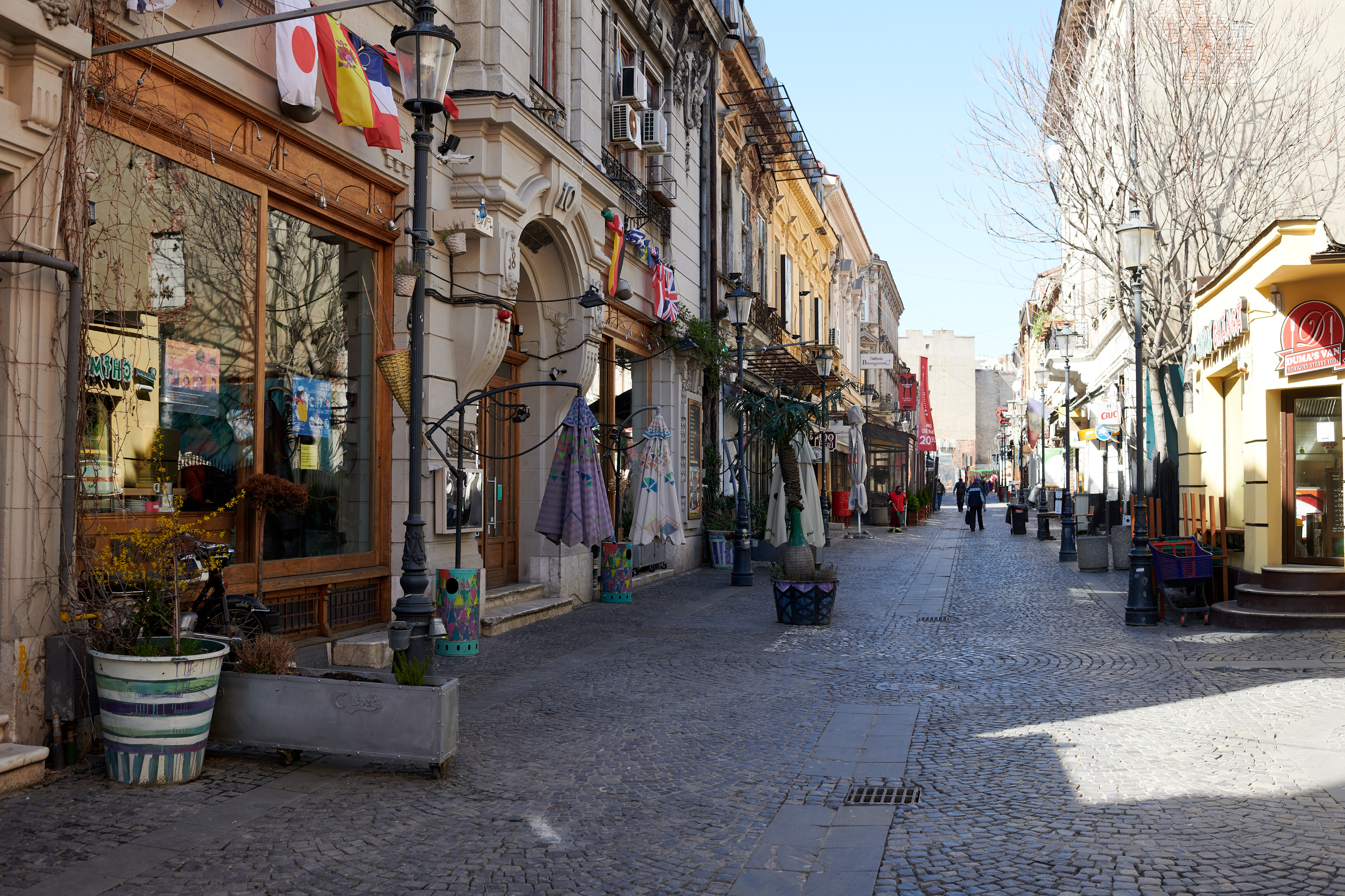 Starea de urgență îi ține pe bucureșteni în case și închide localurile din Centrul Vechi. Fotografii cu Capitala goală