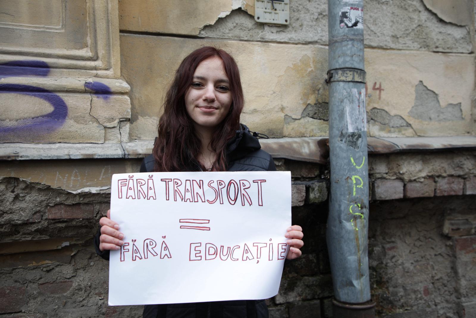 Elevii din 19 județe au rămas fără transport gratuit. Protest în fața Ministerului Educației: „E un drept fundamental să ajungi la școală”