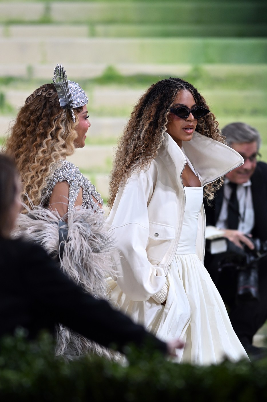 Beyoncé a revenit la Met Gala 2026 după un deceniu, alături de fiica sa, Blue Ivy Carter. Cum au apărut cele două pe covorul pietruit