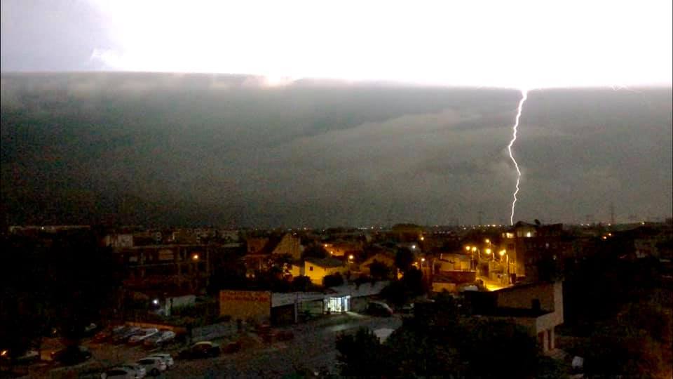 Furtună puternică, azi-noapte, în București. Cerul Capitalei brăzdat de fulgere