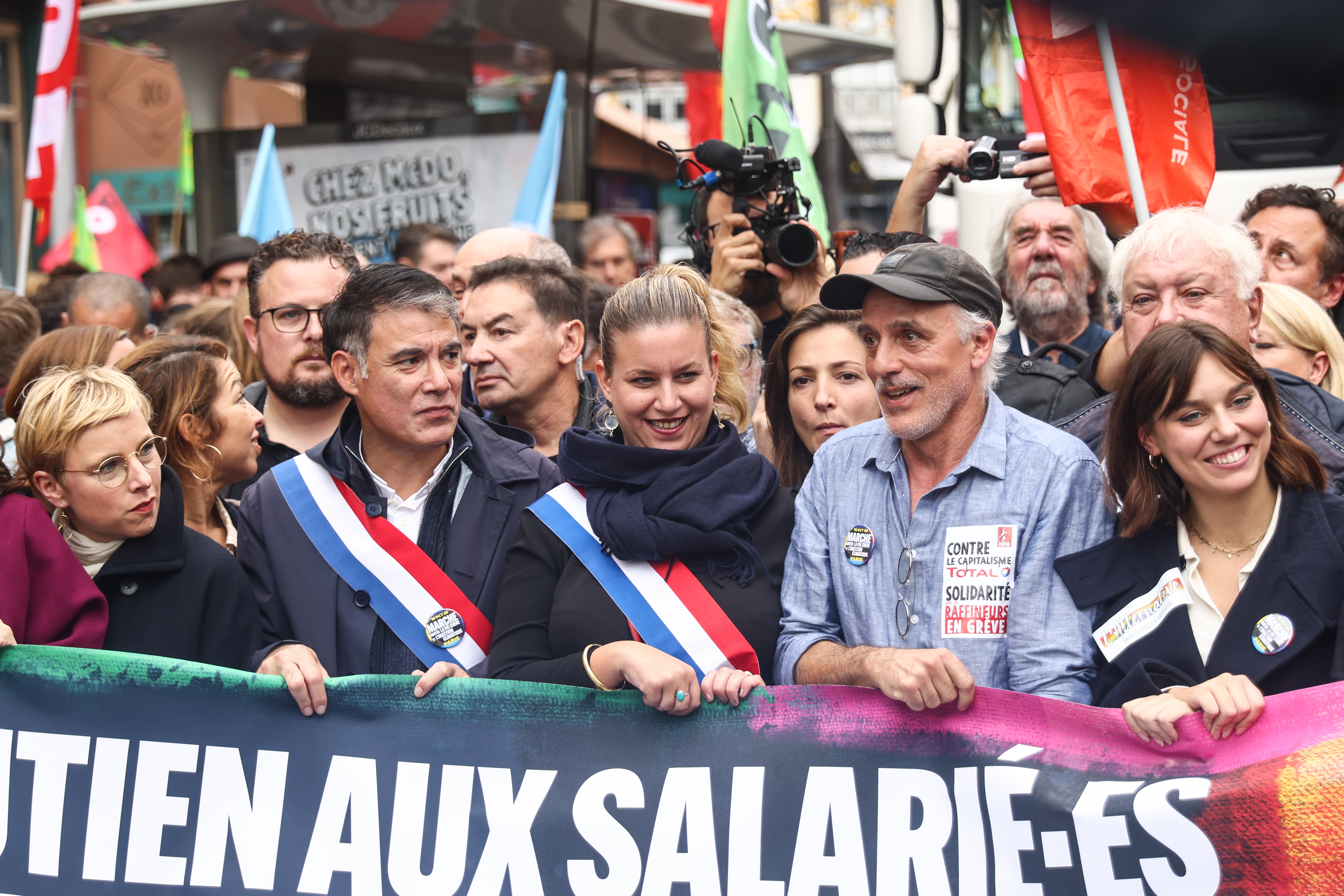 Protest uriaș la Paris. Laureata premiului Nobel pentru literatură, între cei 30.000 de manifestanți