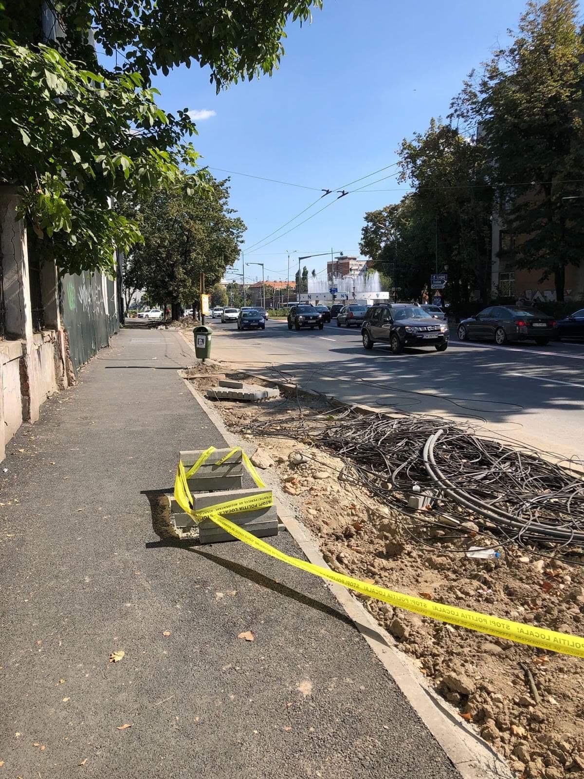 Domnule primar Robu, aveți grijă când mergeți cu bicicleta prin Timișoara! Puteți ajunge așa, ca tânărul care a căzut în groapa de pe trotuar