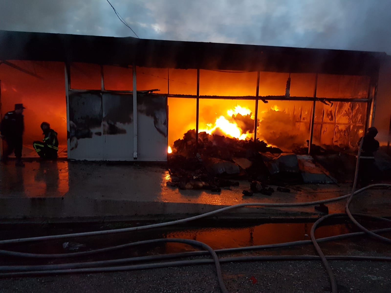 FOTO&VIDEO/ Incendiu puternic în Bacău la o hală de 600 mp în care funcţionau trei firme