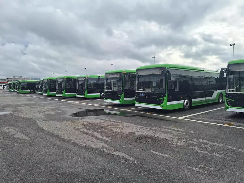 Primele 51 de autobuze electrice din China cumpărate de Primăria Capitalei au ajuns în țară. Când vor intra în circulație