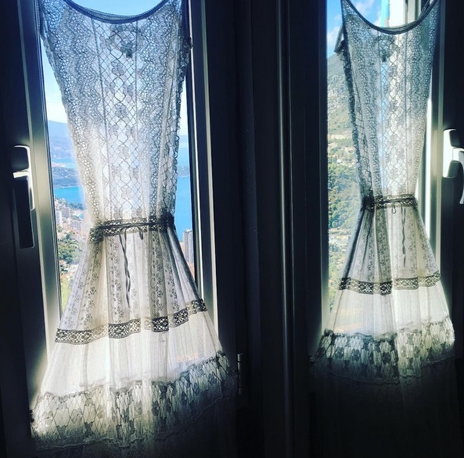 Imagini din casa în care Mihaela Rădulescu locuiește în Monaco. Are rochii în loc de perdele și multe statui cu femei goale