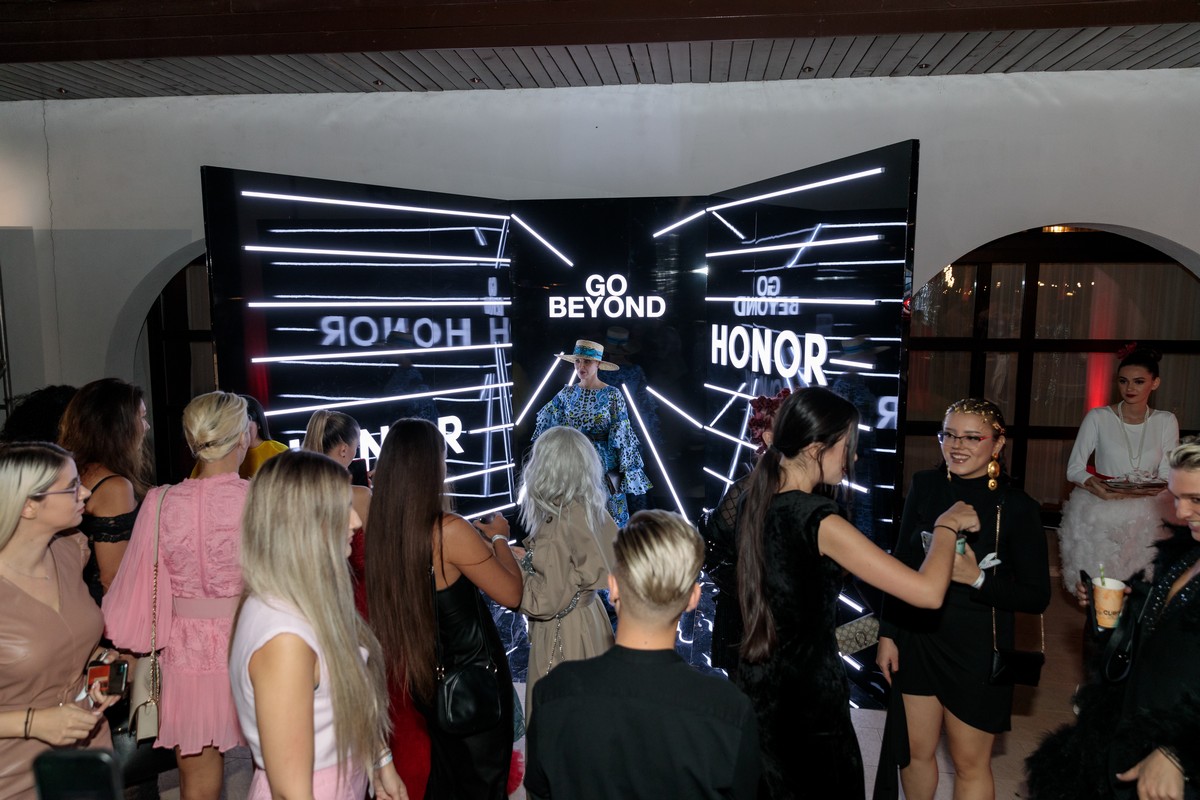 Intră în atmosfera ELLE New Media AWARDS 2022 și descoperă fotografiile surprinse în cadrul evenimentului