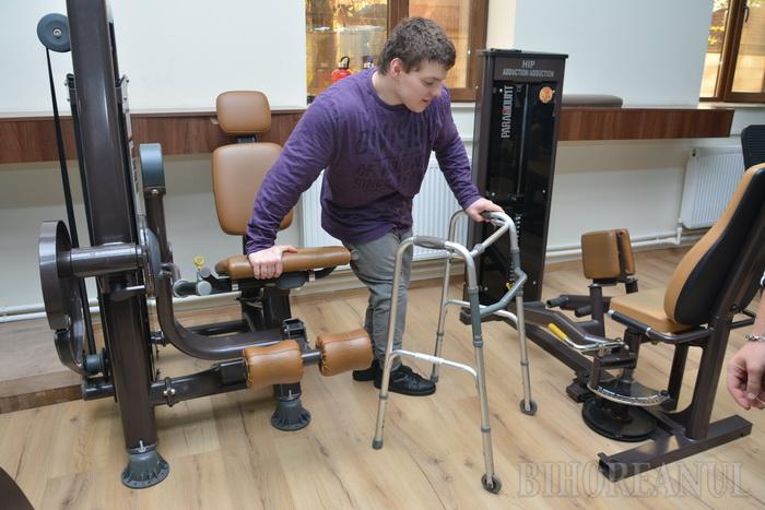Un tânăr din Oradea, exemplu remarcabil de ambiţie şi motivaţie. Vrea să pășească singur când termină facultatea