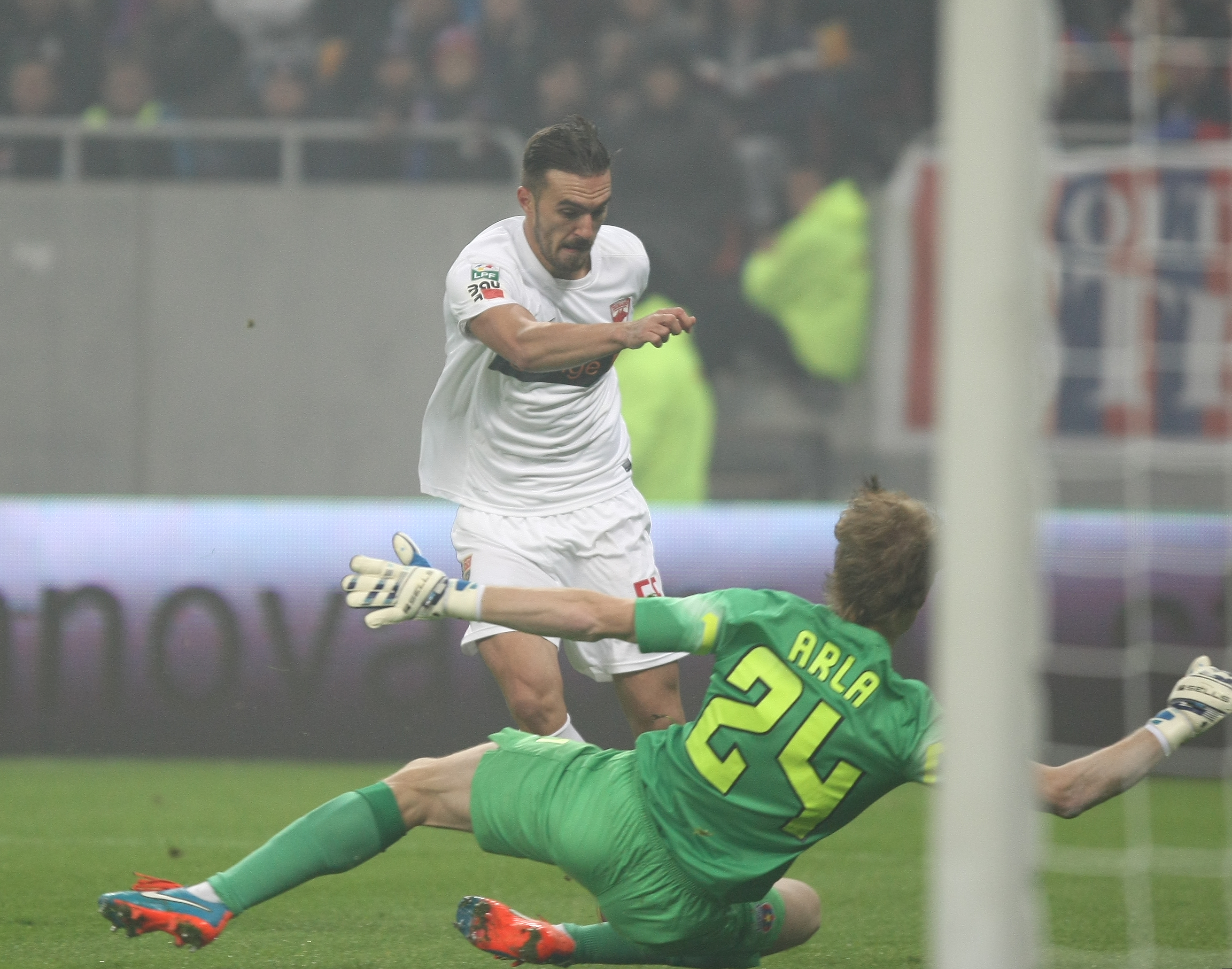 GALERIE FOTO&VIDEO/ DERBY-UL ROMÂNIEI, STEAUA - DINAMO 3-0. ^ Echipa din Ghencea i-a speriat pe ”câini” de Halloween! Szukala, Papp și Keșeru au înscris pentru roș-albaștri. Arlauskis și Bărboianu, loviți de petardele aruncate de suporteri. Băiatul lui Florentin Petre a debutat la Dinamo