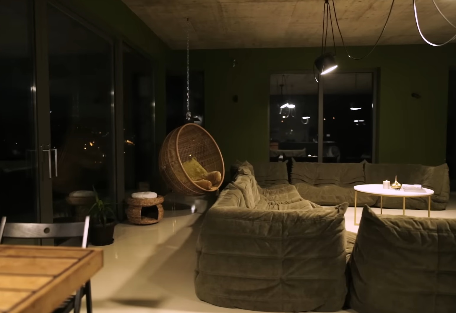 Imagini cu apartamentul în care locuiește Alina Ceușan cu familia, la Cluj-Napoca. Mobila e făcută de tatăl ei