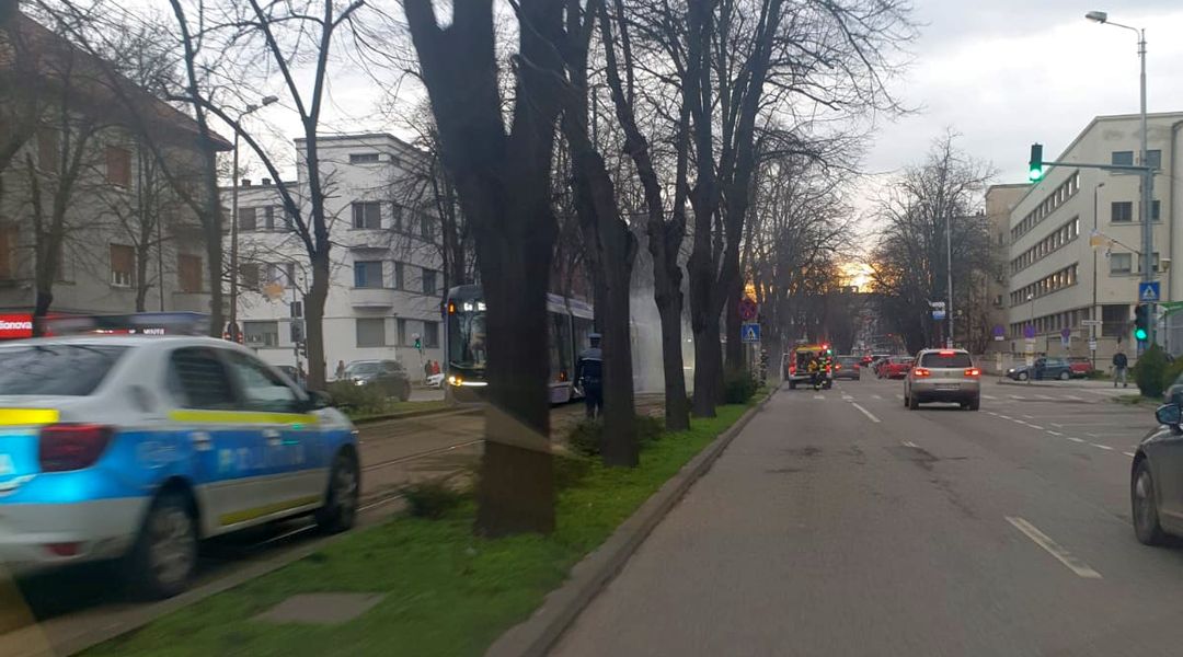 Un tramvai plin cu călători a luat foc în mers, la Timișoara. Anul trecut, mai multe astfel de tramvaie au rămas blocate pe șine | VIDEO