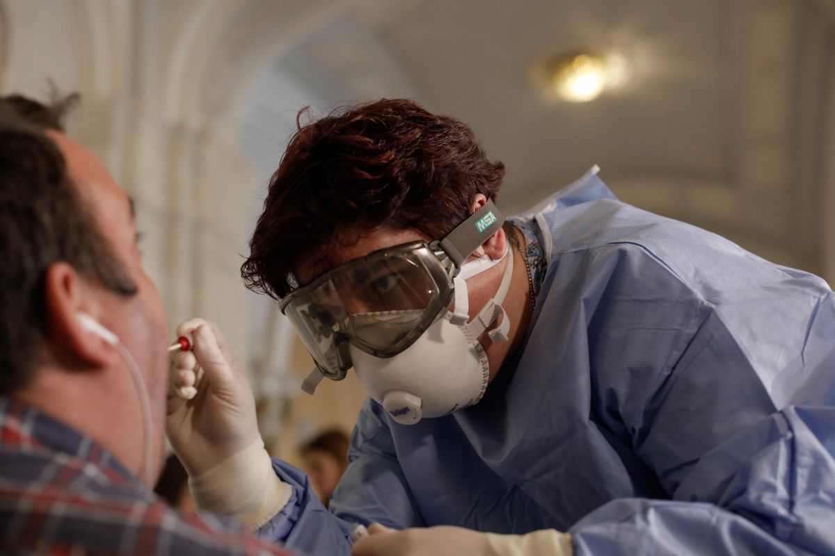 În timp ce în Parlament se fac sute de teste de-a valma, medici și asistente din focarul de la Gerota așteaptă de miercuri dimineață să li se facă teste!