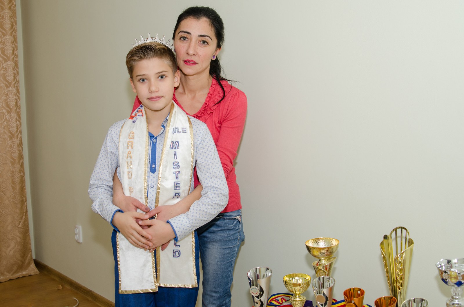 REPORTAJ/ A fascinat o lume întreagă cu ochii lui albaștri. Mario Busuioc, cel mai frumos băiețel al planetei, se visează chirurg, inginer sau navigator. FOTO