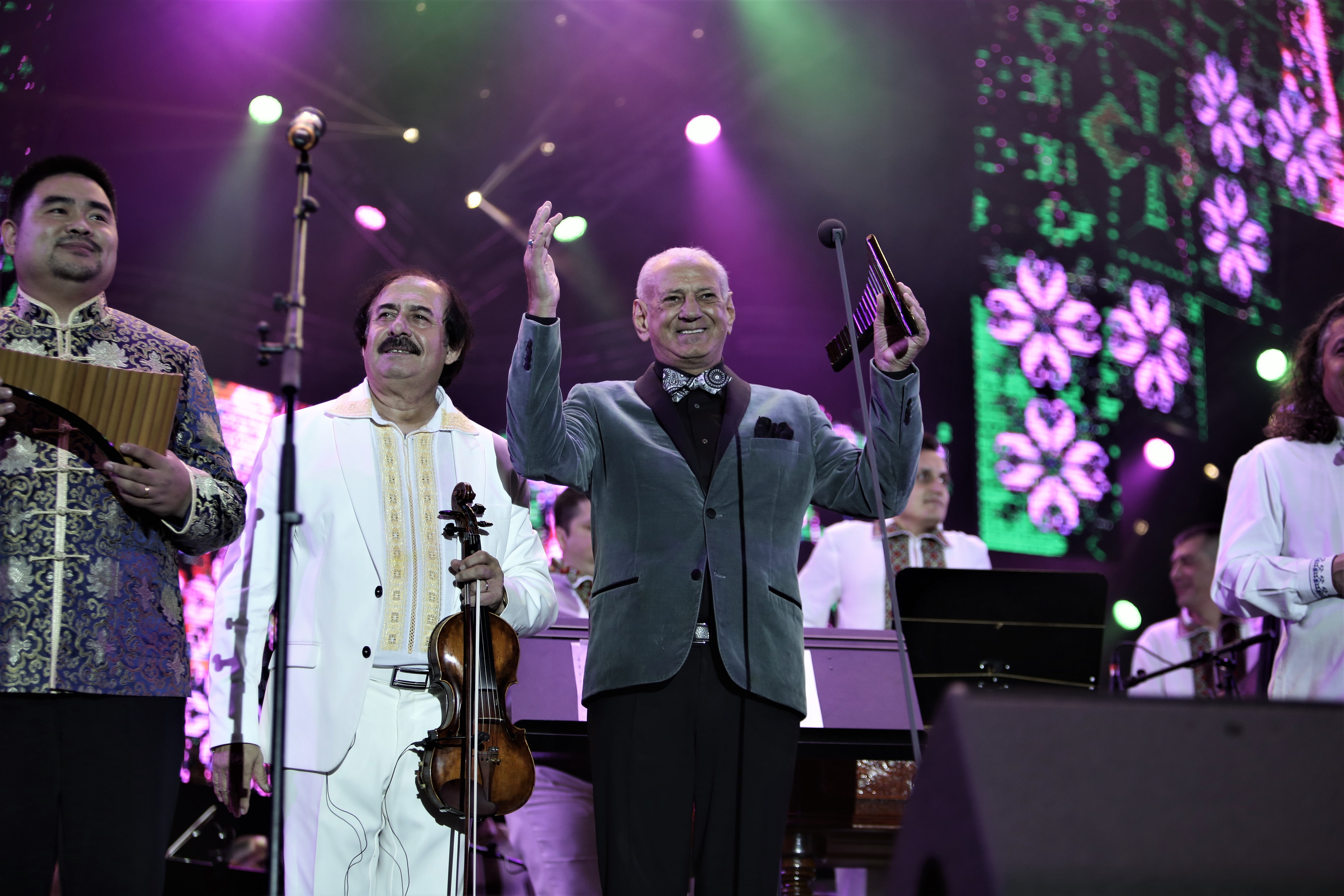 Cum a fost la concertul lui Gheorghe Zamfir de la Zilele Bucureștiului 2018. Paula Seling a urcat pe scenă alături de artist