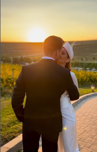 Albertina Ionescu și Constantin Opriș s-au căsătorit. Prezentatoarea de la TVR nu a purtat rochie de mireasă