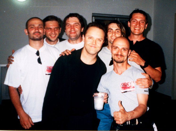 Fotografii inedite din anul 1999: Metallica, în culise, alături de trupa Antract