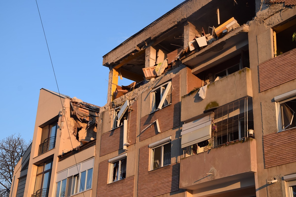 VIDEO | Explozie într-un bloc din Carei. Mai mulți răniți, dintre care trei în stare gravă