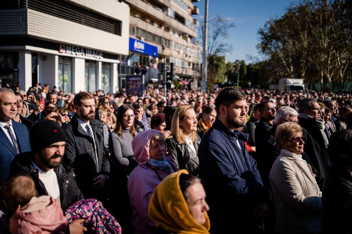 Candidații la prezidențiale au ajuns la slujba de la Catedrala Mitropolitană Iași, pentru Sfânta Parascheva