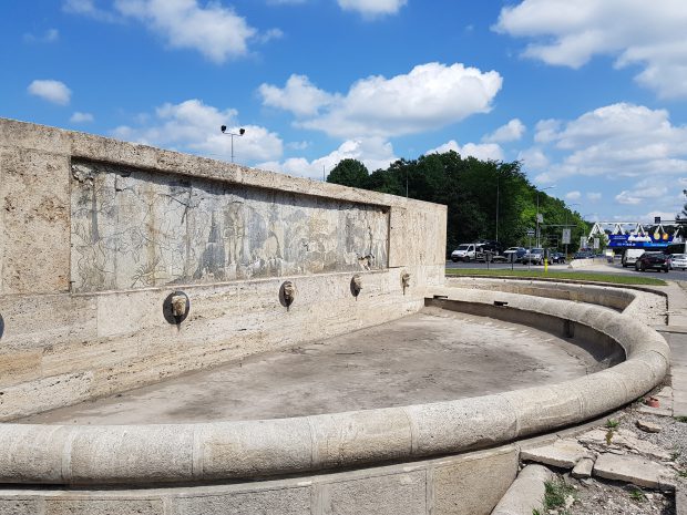 GALERIE FOTO/ Monumentul Fântâna Miorița s-a degradat. Mozaicul original, depreciat de intemperii, timp și nepăsare