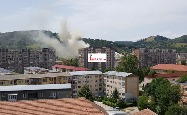 Incendiu violent în Reșița. Un cartier întreg, acoperit de fum