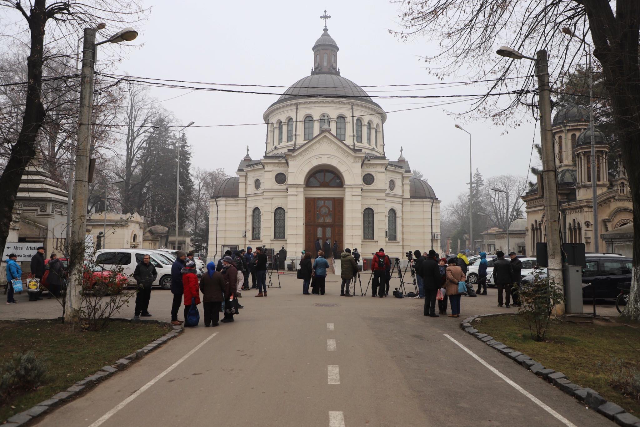 Momente dureroase la capela Cimitirului Bellu. Familia și prietenii își iau rămas bun de la Cristina Țopescu