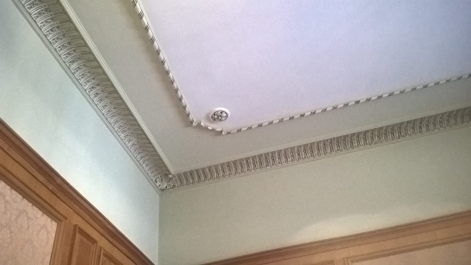 VIDEO REPORTAJ/ Cum se bucurau Ceaușeștii de clădirile luxoase confiscate de la "dușmanii poporului”: la munte cu suita și primiri pe covor roșu