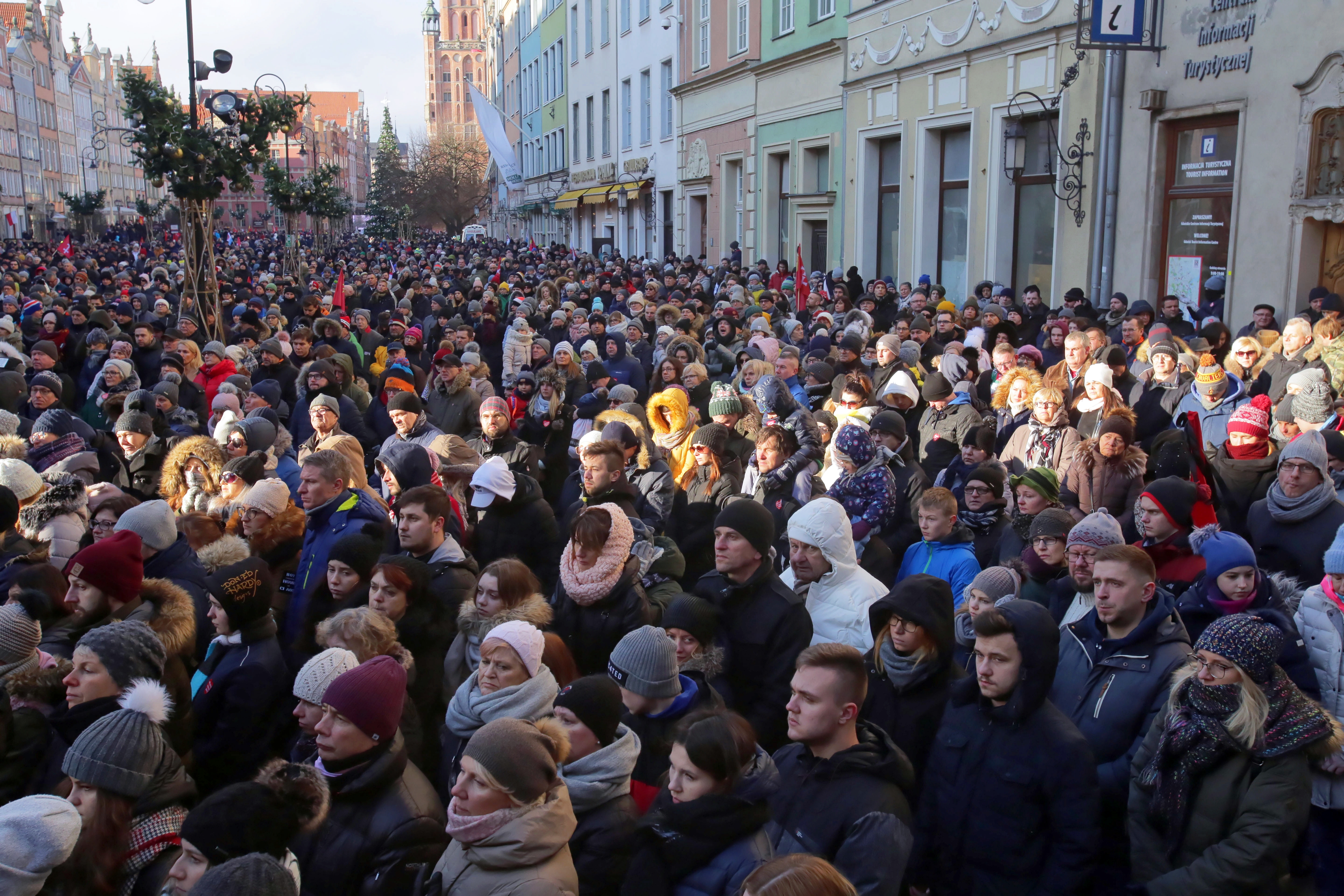 GALERIE FOTO: Zeci de mii de oameni l-au condus pe ultimul drum pe primarul din Gdansk, înjunghiat pe scenă, în timpul unui eveniment
