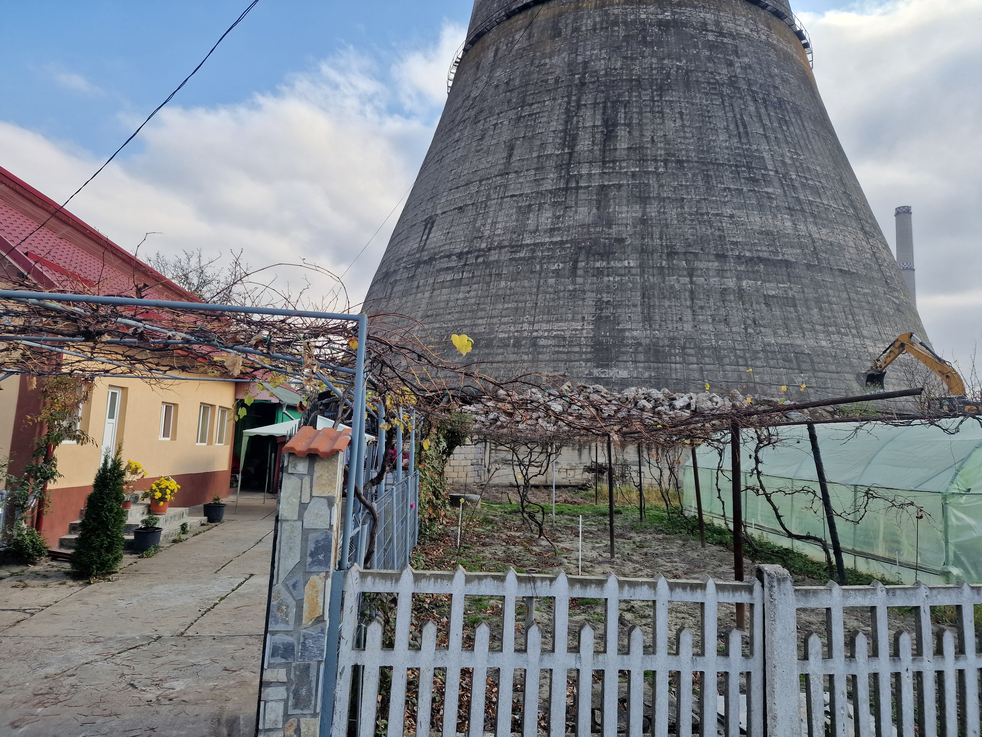 „O să ne zboare pe toţi de aici!”. Locuitorii din Doiceşti au aflat din întâmplare de demolarea turnurilor de peste gard, unde se ridică minicentrala nucleară